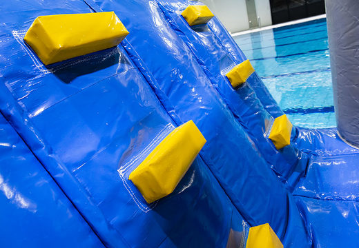Pista de obstáculos inflável Obstacle Run Pista de obstáculos para piscina Marine XL com parede de escalada dupla e escorregador duplo para jovens e idosos. Encomende cursos de obstáculos de piscina inflável agora online na JB Insuflaveis Portugal