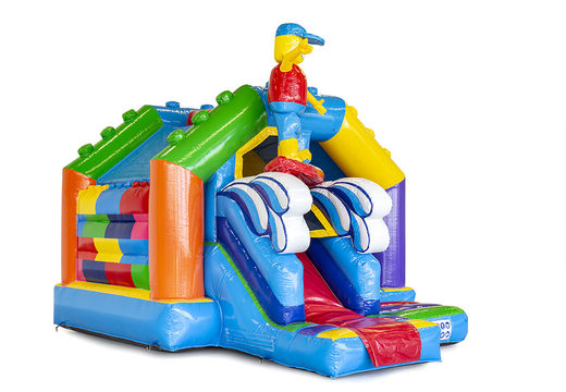 Um castelo insuflável com temática de lego e um escorregador disponível para as crianças. Encomende  castelos insufláveis com escorregadores agora na JB Insufláveis ​​Portugal