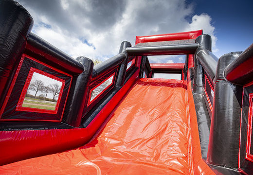Pista de obstáculos inflável de mega jacaré vermelho preto de 40 metros de comprimento. Compre cursos de obstáculos infláveis ​​online agora na JB Insuflaveis Portugal