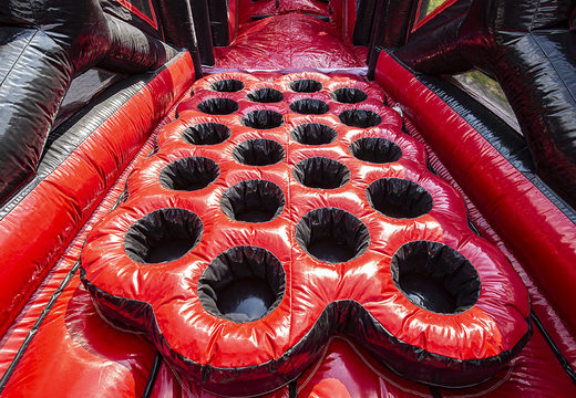 Compre uma grande pista de obstáculos de jacaré vermelho preto inflável de 40 metros de comprimento. Encomende cursos de obstáculos infláveis ​​online agora em JB Insuflaveis Portugal