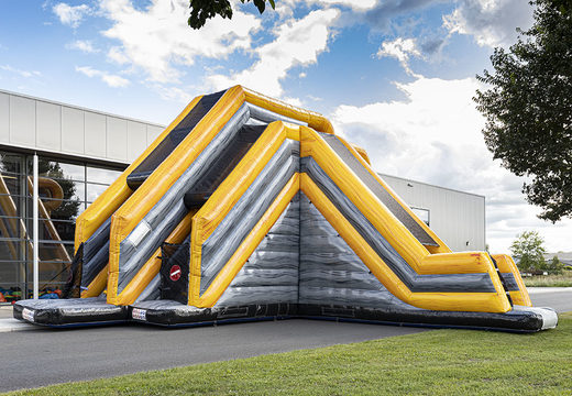 Compre o escorrega inflável Base Jump Pro de 4 e 6 metros de altura para jovens e idosos. Encomende atração inflável agora online na JB Insuflaveis Portugal