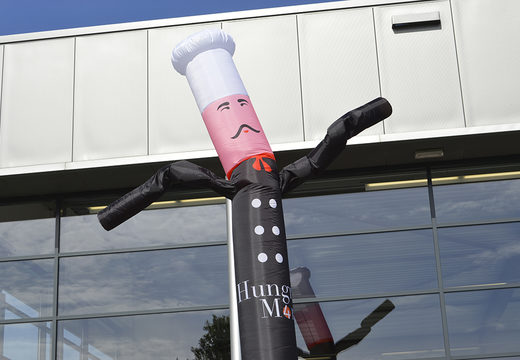 A skydancer insuflável do céu Chef feita sob medida com o típico chapéu de cozinha e roupas combinando é perfeita para vários eventos. Encomende skydancers insufláveis do ar sob medida na JB Insuflaveis Portugal