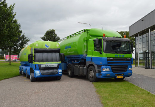 Encomende um grande caminhão inflável De Heus verde azul. Compre seus infláveis ​​3D online na JB Insuflaveis Portugal