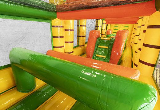 Obtenha sua pista modular de obstáculo com tema de selva de 19 m com objetos 3D correspondentes para crianças online. Compre pistas de obstáculos infláveis ​​na JB Insuflaveis Portugal