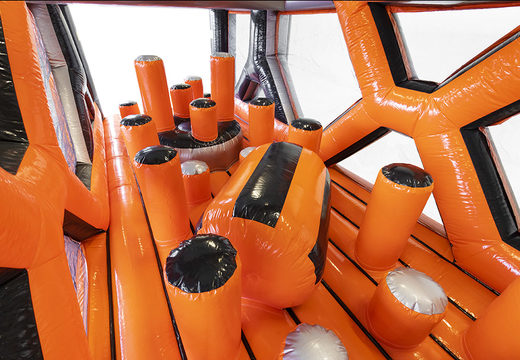 Encomende a pista de obstáculos inflável modular gigante Pillar Dodger de 40 peças para crianças. Compre cursos de obstáculos infláveis ​​online agora na JB Insuflaveis Portugal