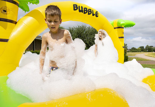 Compre o castelo insuflável aberto JB Bubbles com torneira de espuma no tema Selva para crianças. Encomende castelos insufláveis ​​na JB Insufláveis Portugal