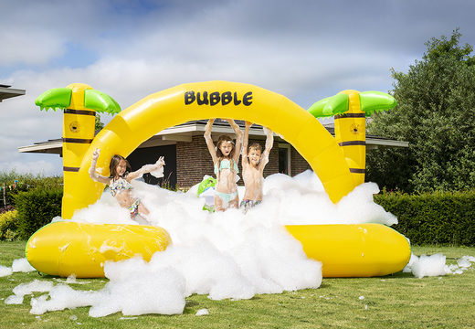 Encomende castelo insuflável aberto com espuma JB Bubbles no tema Selva para crianças. Compre castelos insufláveis ​​​​online na JB Insufláveis Portugal