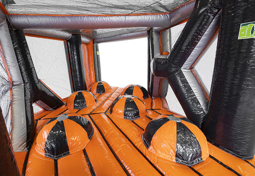 Compre uma pista de obstáculos modular gigante inflável de 40 peças Ball Hopper Corner para crianças. Encomende cursos de obstáculos infláveis ​​online agora na JB Insuflaveis Portugal