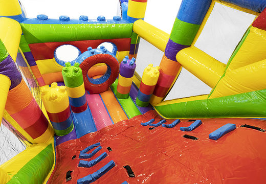 Ordene  uma mini pista de obstáculo infláveis ​​superblocos de 9m com objetos 3D para crianças. Compre pistas de obstáculos infláveis ​​online agora na JB Insuflaveis Portugal