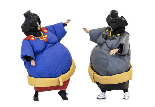 Encomende trajes de sumô infláveis ​​no tema Superman & Batman para jovens e idosos. Compre ternos de sumô infláveis ​​online na JB Insuflaveis Portugal