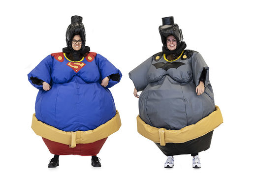 Encomende trajes de sumô infláveis ​​no tema Superman e Batman para jovens e idosos. Compre ternos de sumô infláveis ​​online na JB Insuflaveis Portugal