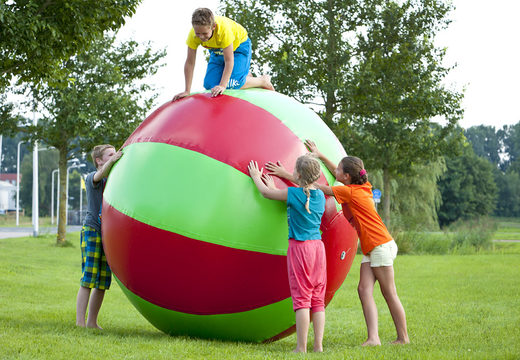 Compre super bolas infláveis ​​​​multifuncionais de 1,5 e 2 metros verde-vermelho para idosos e jovens. Encomende itens infláveis ​​online na JB Insuflaveis Portugal