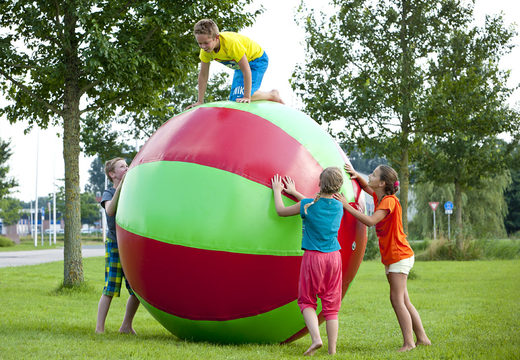 Compre super bolas vermelhas infláveis ​​multiuso de 1,5 e 2 metros para adultos e jovens. Encomende itens infláveis ​​online na JB Insuflaveis Portugal