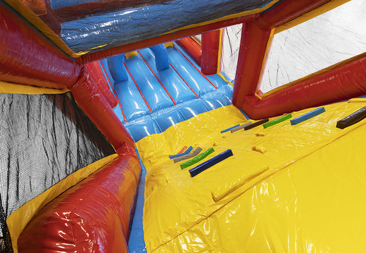 Pista de obstáculo exclusivo com 17 metros de largura em um tema de montanha-russa com 7 elementos de jogo e objetos coloridos para crianças. Compre pistas de obstáculos infláveis ​​online agora na JB Insuflaveis Portugal