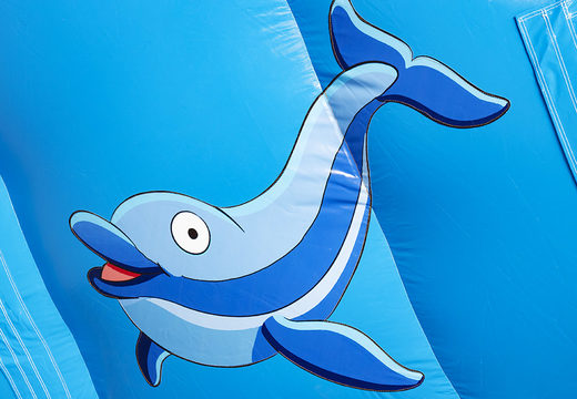 Obtenha seu escorregador inflável de golfinhos com as cores alegres, objetos 3D e divertida impressão na parede lateral para crianças. Ordene escorregadores infláveis ​​na JB Insuflaveis Portugal