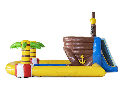 Compre um castelo insuflável de miniparque com tema de piratas, incluindo piscina e toboágua, para crianças. Encomende castelos insufláveis online na JB Insufláveis ​​Portugal