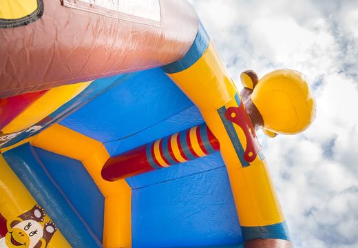 Ordene um castelo insuflável padrão para crianças em cores marcantes com um grande objeto 3D em forma de macaco no topo. Castelos insufláveis ​​online para venda na JB Insufláveis ​​Portugal