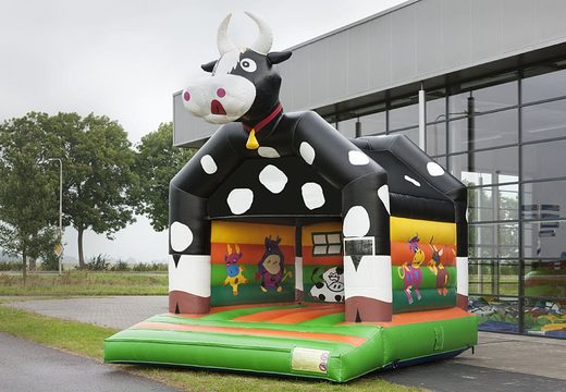 Compre um castelo insuflável padrão para crianças em cores marcantes com um grande objeto 3D em forma de vaca no topo. Encomende castelos insufláveis ​​online na JB Insufláveis ​​Portugal