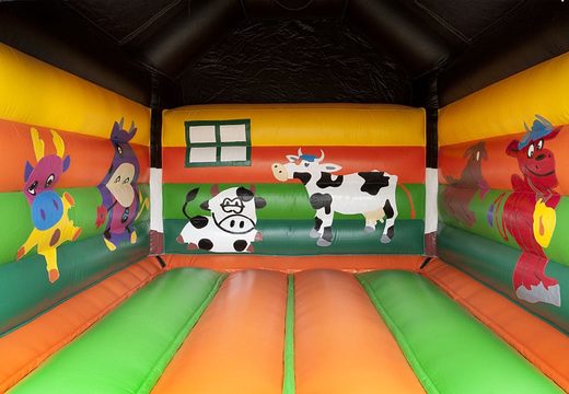 Ordene um castelo insuflável padrão para crianças em cores marcantes com um grande objeto 3D de uma vaca no topo. Castelos insufláveis à venda online na JB Insufláveis ​​Portugal