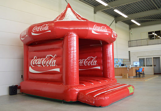 Compre o castelo insuflável Coca-Cola Carousel personalizado promocional. Encomende agora castelos insufláveis ​​publicitários insufláveis ​​com a sua própria identidade corporativa naJB Insuflaveis Portugal