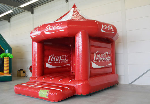 Compre o castelo insuflável personalizado Coca-Cola Carousel na JB Insuflaveis Portugal. Castelos insufláveis ​​promocionais em todas as formas e tamanhos disponíveis na JB Insuflaveis Portugal