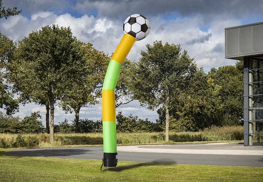 Encomende online o skydancer insuflável de 6m com bola 3D em verde amarelo na JB Insuflaveis Portugal. Todos os skydancers insufláveis ​​padrão são entregues super rápido