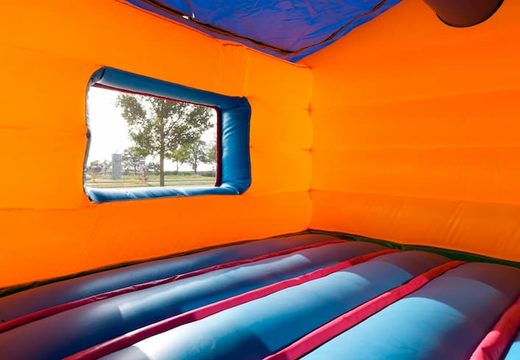 Castelo insuflável  do circo com um campo de bolas com um objeto 3D no telhado e fotos divertidas nas paredes. Encomende castelos insufláveis ​​online na JB Insufláveis Portugal