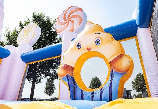 Obtenha um grande castelo insuflável com o tema Candyland com vários slides e todos os tipos de obstáculos divertidos com estampas temáticas para crianças. Encomende castelos insufláveis ​​online na JB Insufláveis Portugal