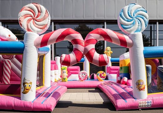 Bounce World Candyland castelo insuflável com vários slides e todos os tipos de obstáculos divertidos com estampas candyland para crianças. Compre castelos insufláveis ​​online na JB Insufláveis Portugal