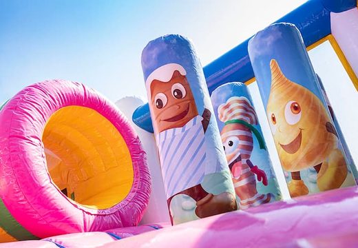 Compre o castelo insuflável Candyworld com escorregadores, obstáculos com divertidas estampas temáticas de doces para crianças. Encomende castelos insufláveis ​​online na JB Insufláveis Portugal