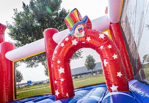 Bounce World circus castelo insuflável com slides e todos os tipos de obstáculos com estampas de circo para crianças. Encomende castelos insufláveis ​​online na JB Insufláveis Portugal