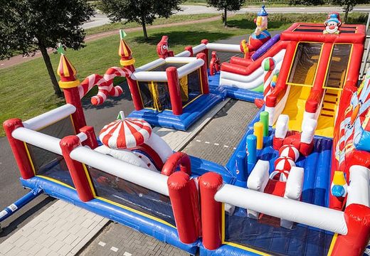 Bounce World circus castelo insuflável  com vários slides e todos os tipos de obstáculos divertidos com estampas de circo para crianças. Compre castelos insufláveis ​​online na JB Insufláveis Portugal