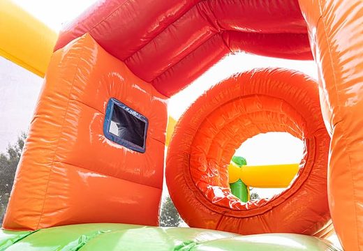 Obtenha um grande castelo insuflável com tema de selva com vários slides e todos os tipos de obstáculos divertidos com estampas temáticas para crianças. Encomende castelos insufláveis ​​online na JB Insufláveis Portugal