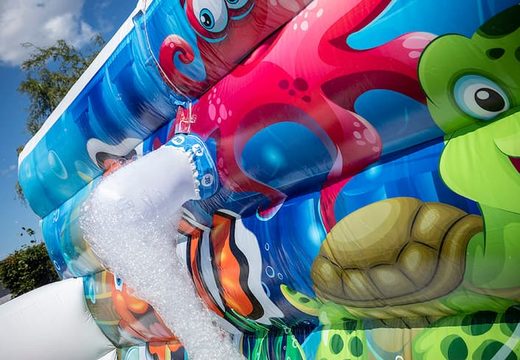 Abra o mundo marinho do Bubble Park com um guindaste de espuma para crianças. Encomende castelos insufláveis ​​na JB Insufláveis Portugal