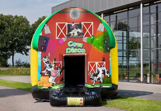 Encomende uma castelo insuflável de 5,5 m com vários temas de discoteca no tema Vacas para crianças. Compre castelos ​​insufláveis online na JB Insufláveis Portugal