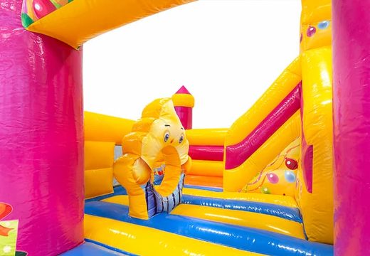 Funcionalidade festa castelo insuflável com um slide no interior, o objeto 3D na superfície de salto e design de festa divertida para crianças. Encomende castelos insufláveis ​​online na JB Insufláveis ​​Portugal
