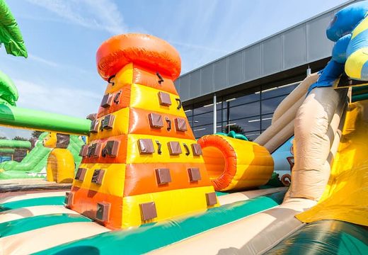 Castelo insuflável colorido com tema selva com slides, objetos 3D, túnel de rastreamento e torre de escalada para crianças. Compre castelos insufláveis ​​online na JB Insufláveis Portugal