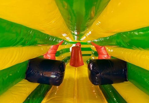 Túnel insuflável com temática de gorila e obstáculos, uso de rampa de escalada e escorregador para crianças. Compre castelos insufláveis ​​online na JB Insufláveis Portugal