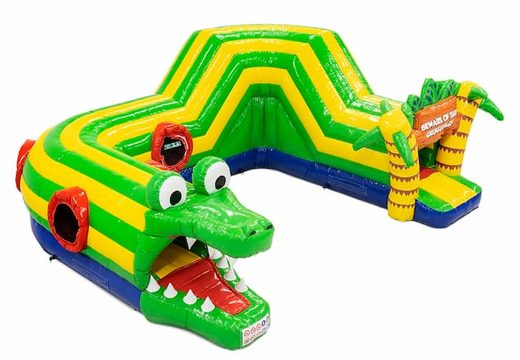 Compre um castelo insuflável de crocodilo com obstáculos, uma rampa de escalada e uma rampa deslizante para crianças. Encomende castelos insufláveis ​​online na JB Insufláveis Portugal