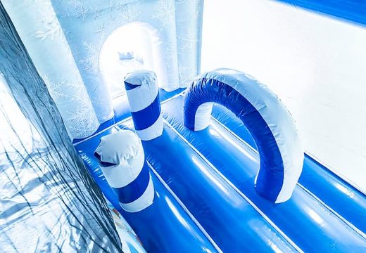 Multijogador coberto em azul e branco Frozen castelo insuflável em um design exclusivo com duas entradas, um slide no meio e objetos 3D para as crianças . Compre castelos insufláveis ​​online na JB Insufláveis ​​Portugal