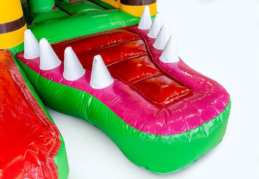 Castelo insuflável de crocodilo multijogador interno em um design exclusivo com duas entradas, um slide no meio e objetos 3D para crianças. Compre castelos insufláveis ​​online na JB Insufláveis ​​Portugal