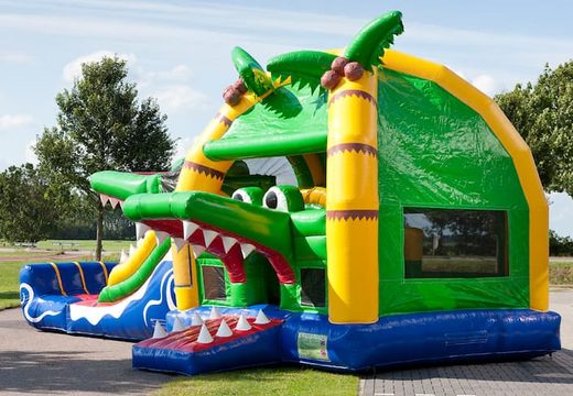 Compre um castelo insuflável de crocodilos coberto com escorregador duplo e uma piscina infantil para adultos e crianças. Encomende castelos insufláveis ​​online na JB Insufláveis ​​Portugal