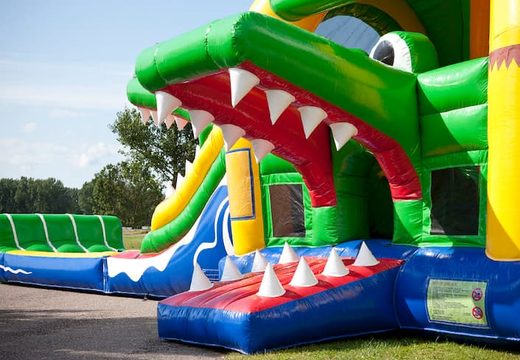 Castelo insuflável com tema de crocodilo com escorregador duplo e piscina infantil para adultos e crianças. Compre insufláveis ​​online na JB Insufláveis ​​Portugal