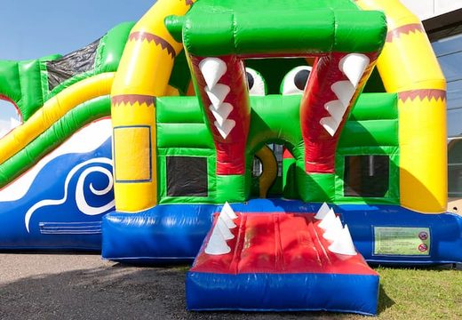 Compre um castelo insuflável com tema de crocodilo com um escorregador duplo e uma piscina infantil para adultos e crianças. Encomende castelos insufláveis ​​online na JB Insufláveis ​​Portugal