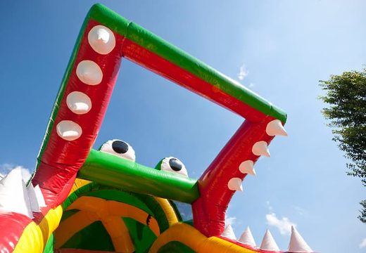 Ordene um castelo insuflável com tema de crocodilo com escorregador duplo e piscina infantil para adultos e crianças. Compre castelos insufláveis ​​online na JB Insufláveis ​​Portugal