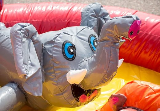 Compre um castelo insuflável semi-aberto de circo com bolas de plástico e objetos 3D para crianças. Encomende castelos insufláveis ​​online na JB Insufláveis Portugal