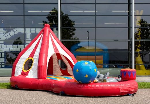 Encomende o castelo insuflável da playzone com o tema do circo com bolas de plástico e compre objetos 3D para crianças. Encomende castelos insufláveis ​​online na JB Insufláveis Portugal