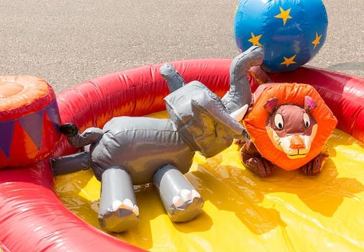 Temático playzone circo com bolas de plástico e compra de objetos 3D para crianças. Encomende castelos insufláveis ​​online na JB Insufláveis Portugal
