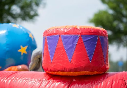 Compre um castelo insuflável com o tema playzone circus com bolas de plástico e objetos 3D para crianças. Encomende castelos insufláveis ​​online na JB Insufláveis Portugal
