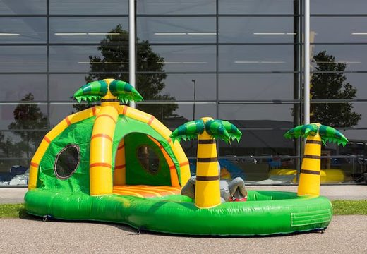 Castelo insuflável da selva Playzone com bolas de plástico e objetos 3D para crianças. Compre castelos insufláveis ​​online na JB Insufláveis Portugal